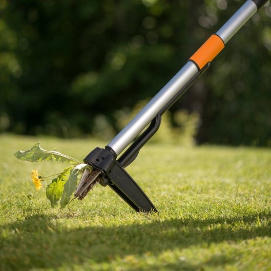 Fiskars SmartFit™ weed whacker